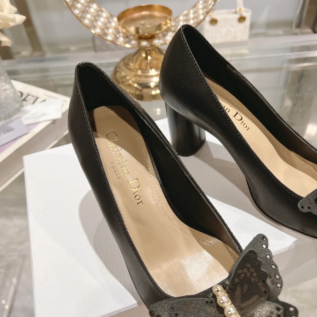 👟👟Ex-factory price 560👟👟 2024 early spring new style ◼️Dior ◼️Dior spring and summer latest fashion show haute couture series sandals Bow Mary Jane ——— Ldylle retro Roman style doll women's sandals CD pearl five metal buckle bow low-heeled women's single shoes Original development top high-end version Material: imported cow patent leather upper + water-dyed sheepskin lining + original molded pearl buckle + Italian genuine leather outsole Size: 34-40 (34.40. Customization is non-refundable and non-exchangeable) Heel height: 4.5cm 8.5cm